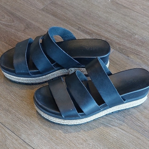 Mia Black Platform Strappy Women's Sandals. Gently used. Sz 7.5 - Picture 2 of 5